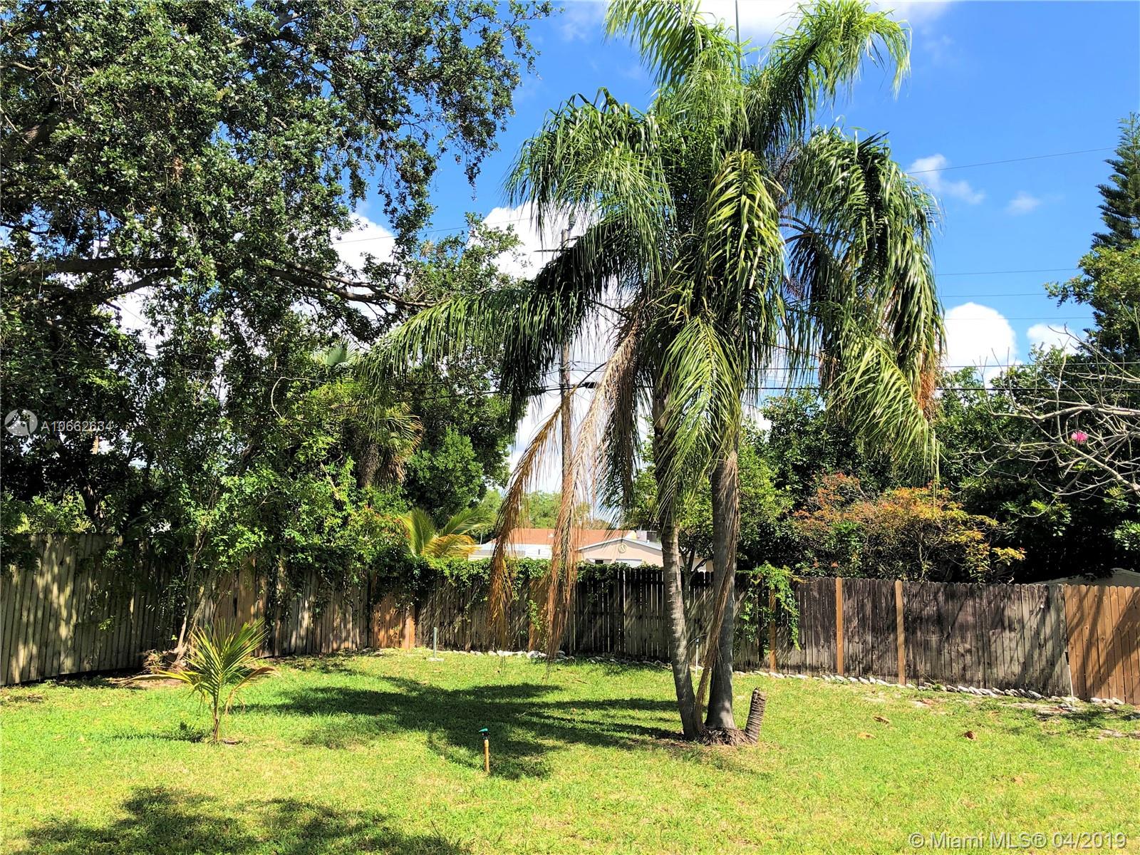 HOLLYWOOD LITTLE RANCHES - Residential