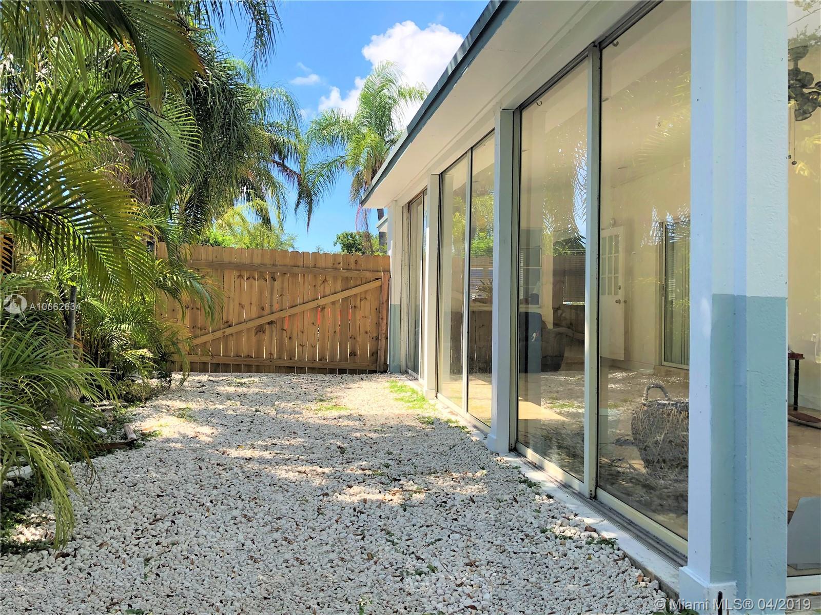 HOLLYWOOD LITTLE RANCHES - Residential