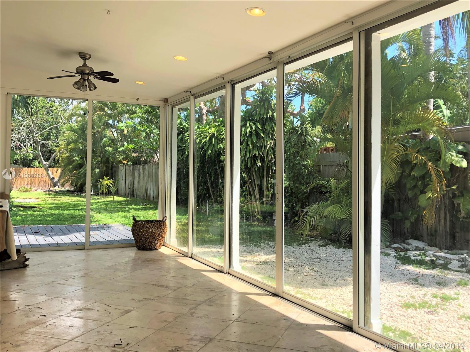 HOLLYWOOD LITTLE RANCHES - Residential