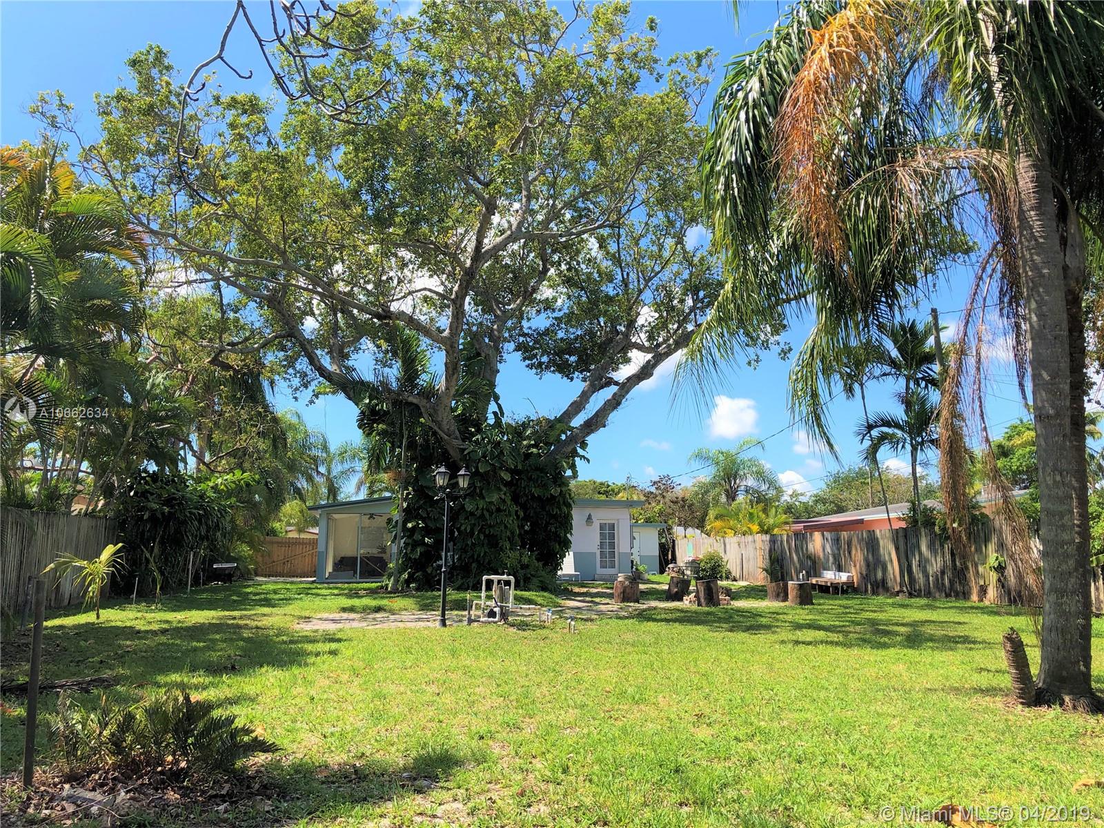 HOLLYWOOD LITTLE RANCHES - Residential