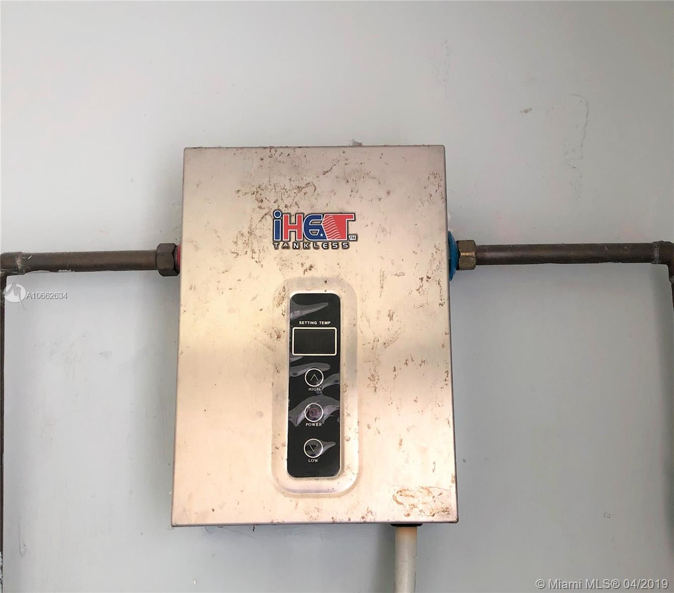 HOLLYWOOD LITTLE RANCHES - Residential