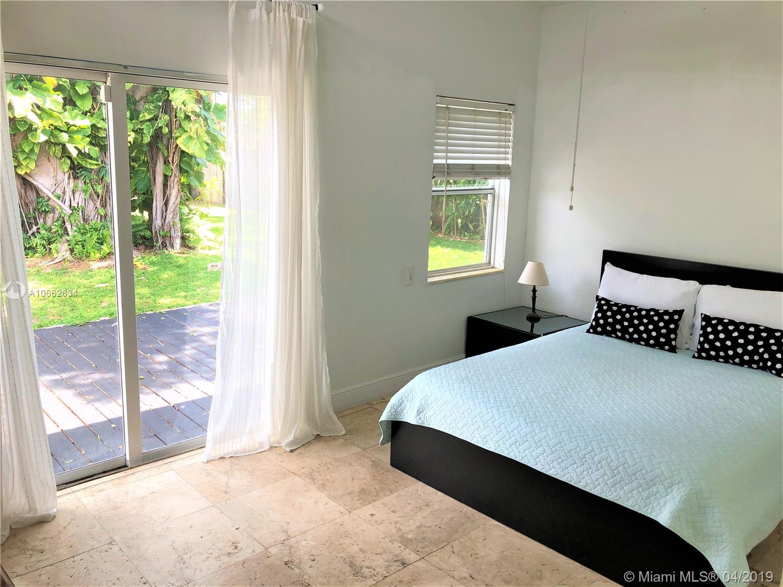 HOLLYWOOD LITTLE RANCHES - Residential