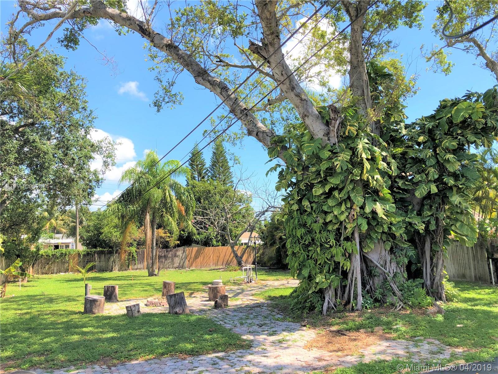 HOLLYWOOD LITTLE RANCHES - Residential