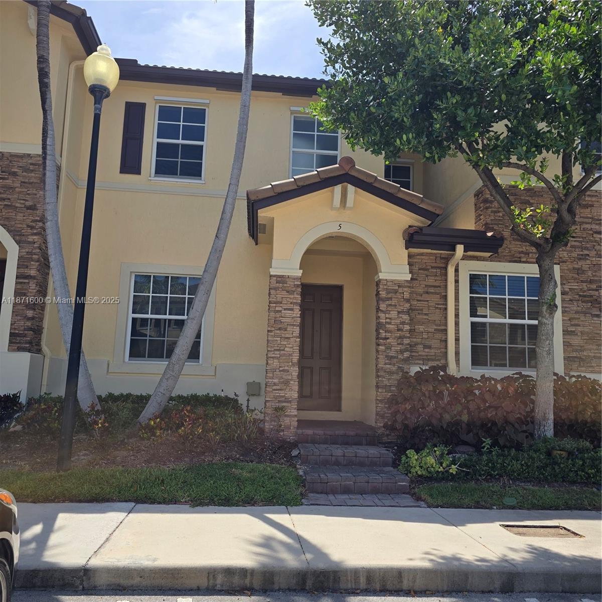 Beautiful townhouse freshly painted, 2 bedrooms and 2.5 bathrooms, granite countertop, tile on first floor and carpet on second floor.