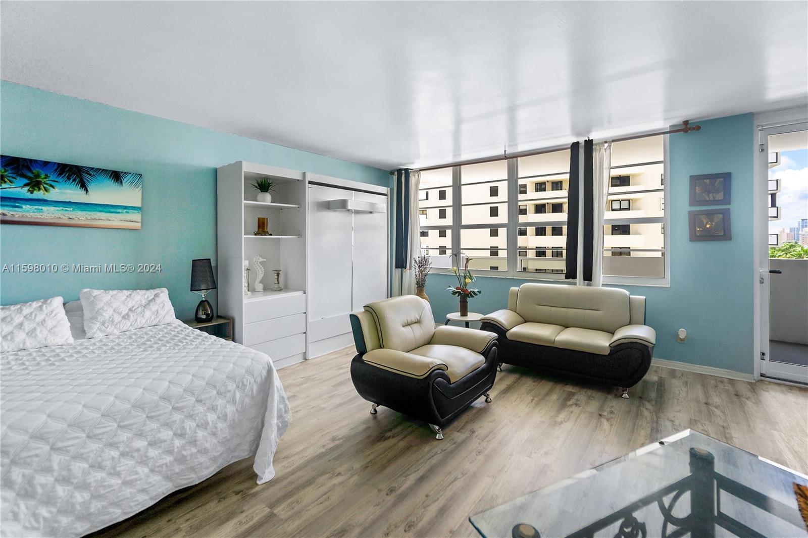 Studio with balcony at Decoplage Condo, full of light due to the south exposure. The apartment features vinyl floor all over and is nicely furnished. Gorgeous heated pool, state of the art gym, right to park 1 car thru valet parking, tv cable and wi-fi included.