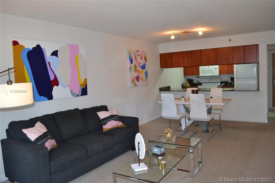 COZY APARTMENT IN THE HEART OF BRICKELL. ALL UTILITIES INCLUDED. YOU CAN RENT IT MONTH TO MONTH