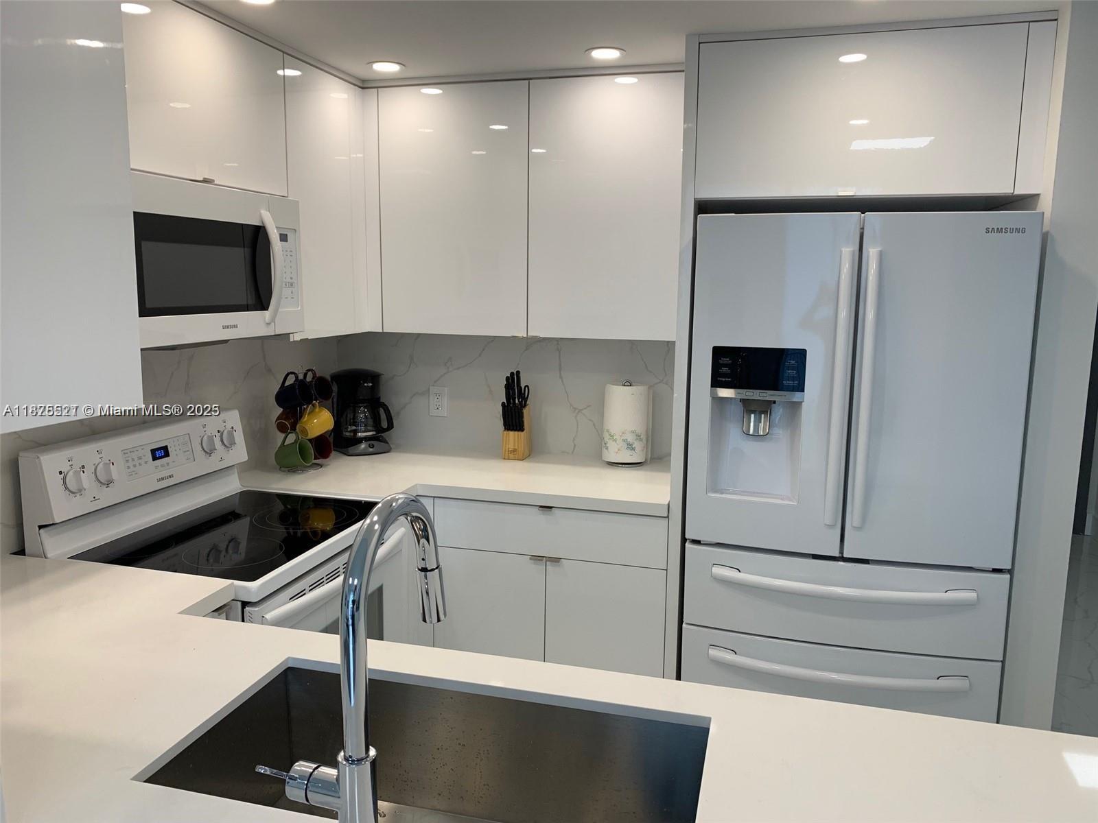 Located in the heart of Brickell, a Modern 1-bedroom and 1-bathroom, fully furnished, with a washer and dryer inside the unit, and 1 parking space assigned. The building offers fantastic amenities, including a pool, spa, gym, business center, restaurant, and much more. Experience everything Brickell has to offer, like the Brickell City Center and excellent restaurants