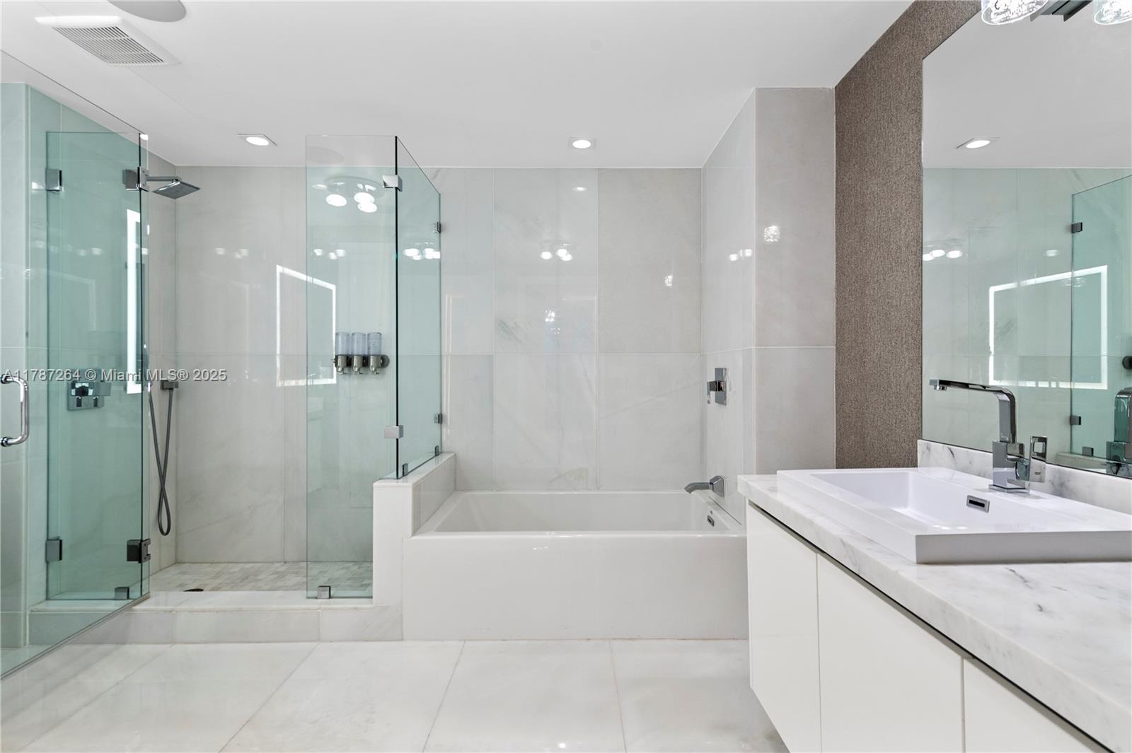 PARQUE TOWERS CONDO - Residential