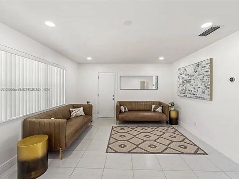 Tiny photo for 2219 N 35th Ave, Hollywood, FL 33021 (MLS # A12005119)