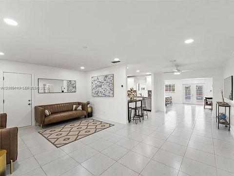 Tiny photo for 2219 N 35th Ave, Hollywood, FL 33021 (MLS # A12005119)