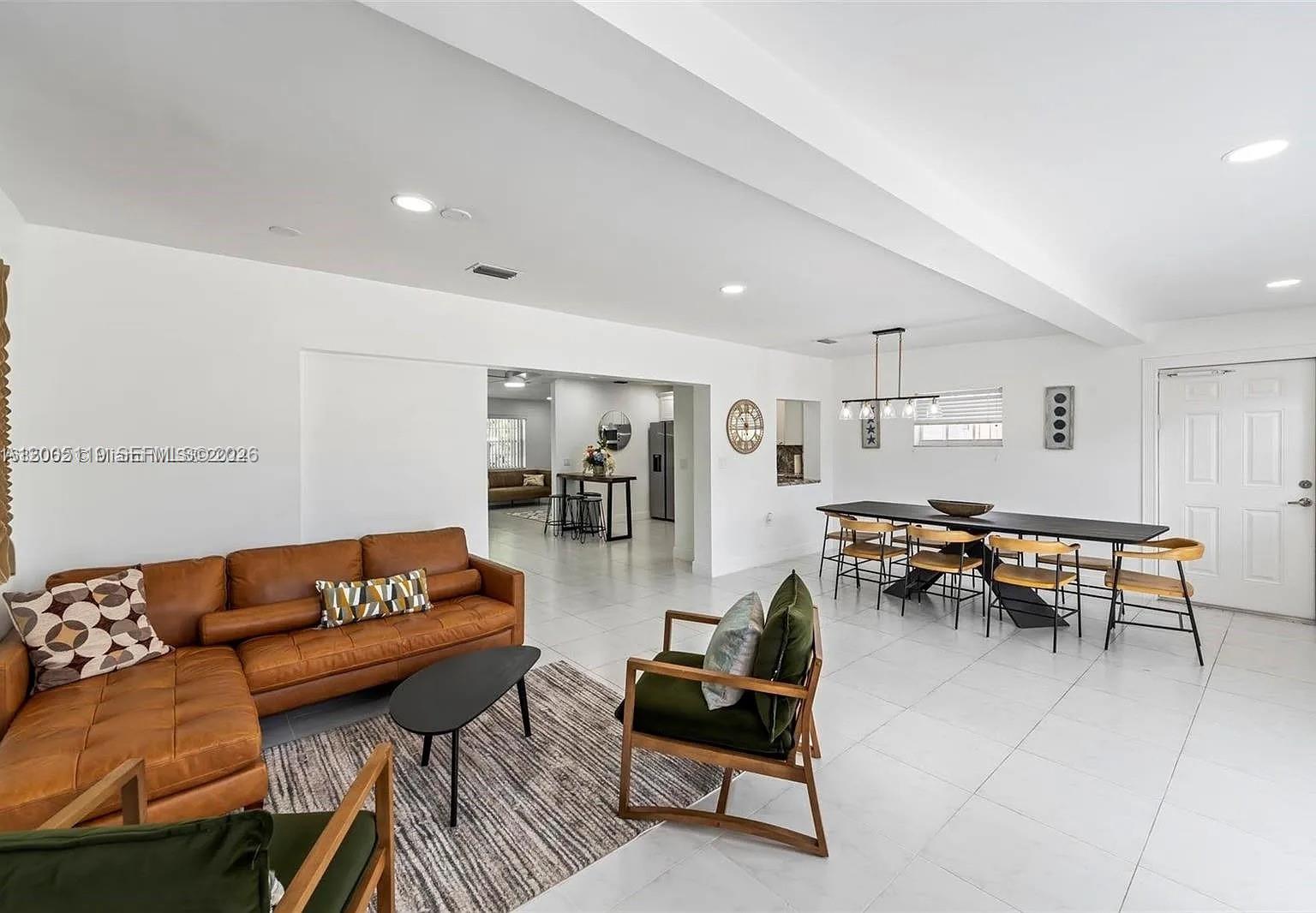 HOLLYWOOD HILLS - Residential