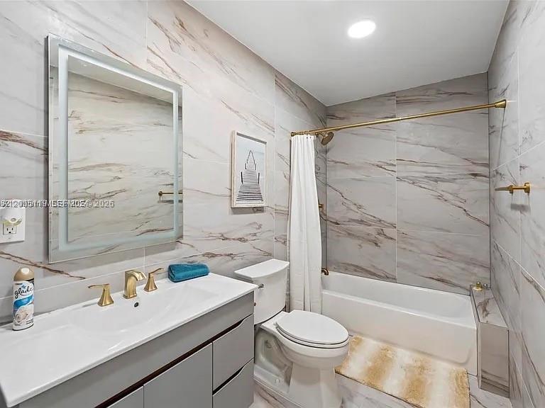 HOLLYWOOD HILLS - Residential