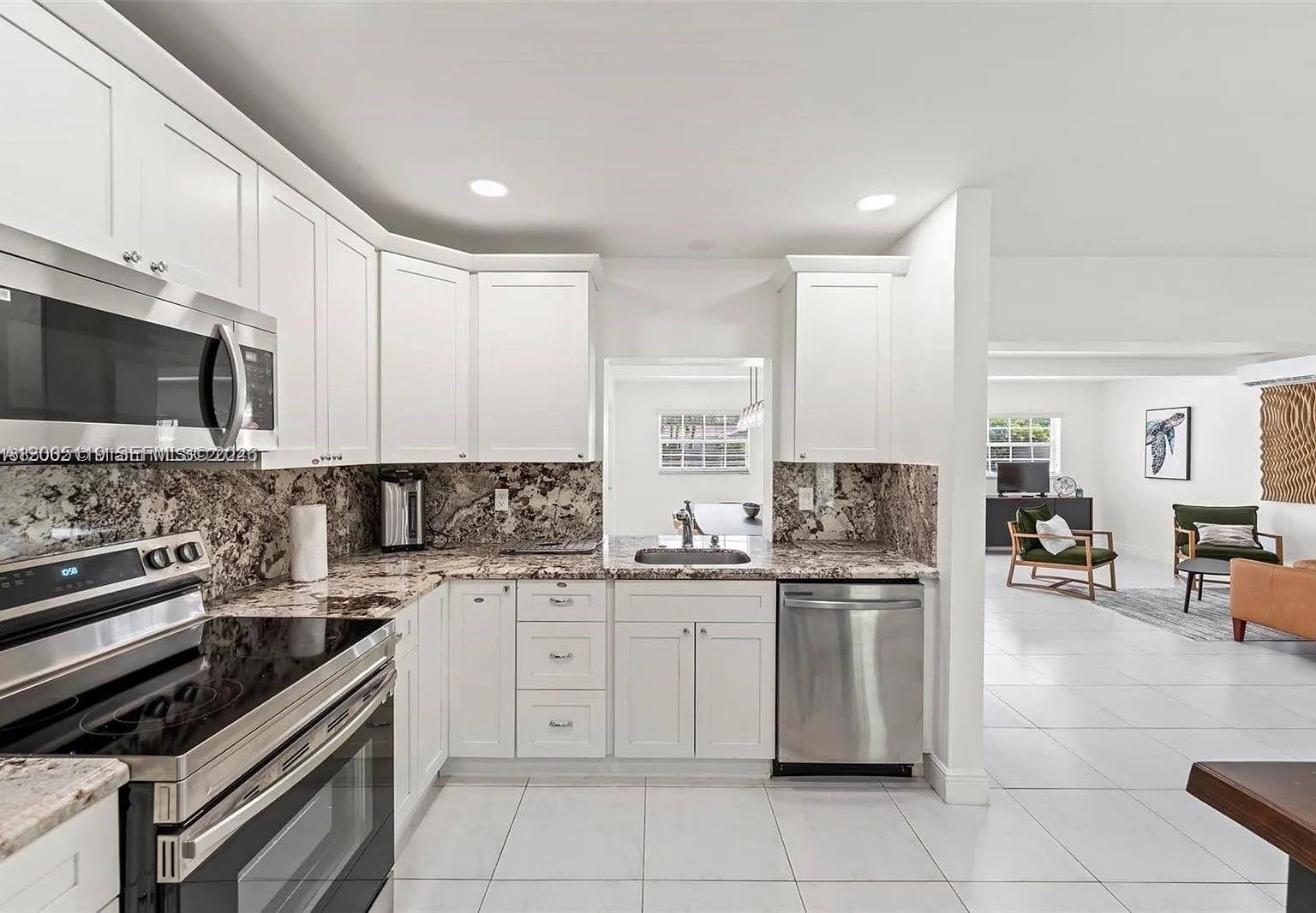 HOLLYWOOD HILLS - Residential