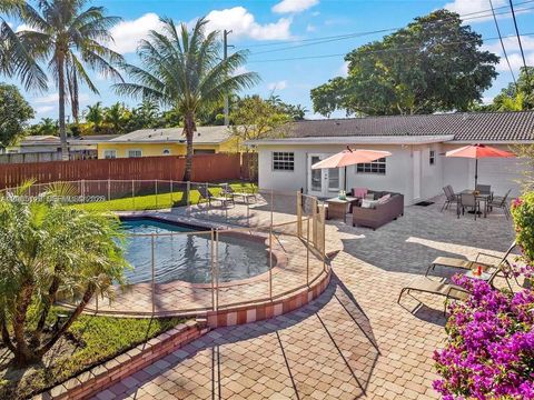 Tiny photo for 2219 N 35th Ave, Hollywood, FL 33021 (MLS # A12005119)