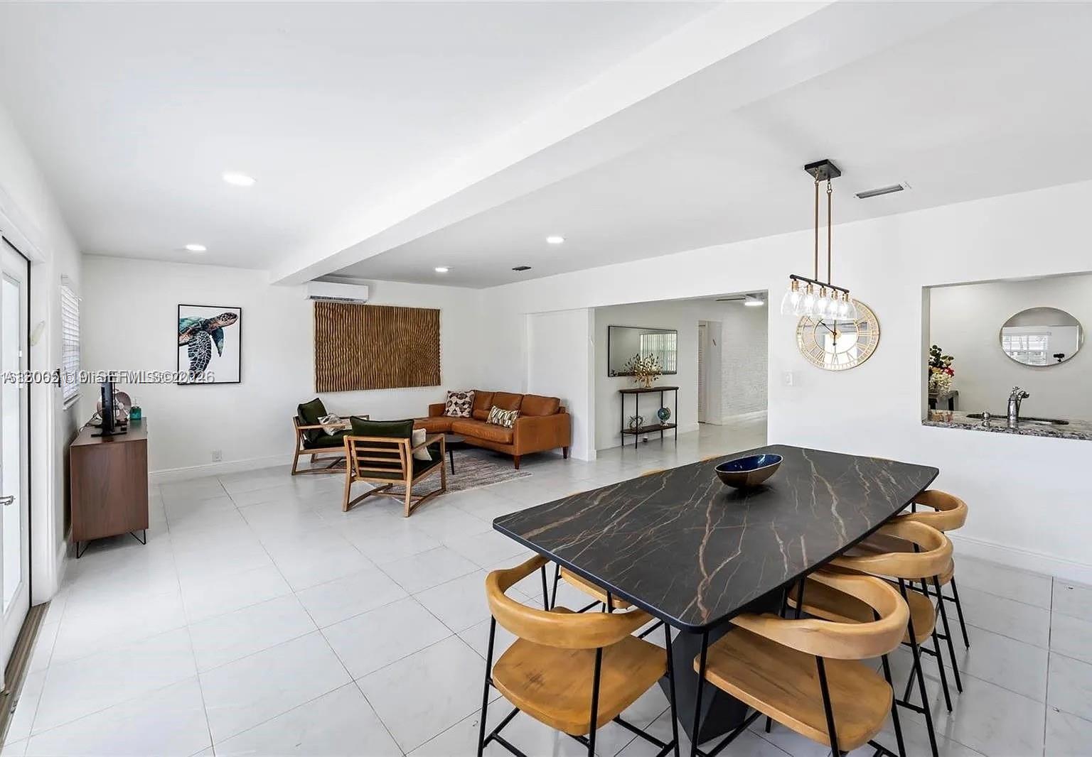 HOLLYWOOD HILLS - Residential