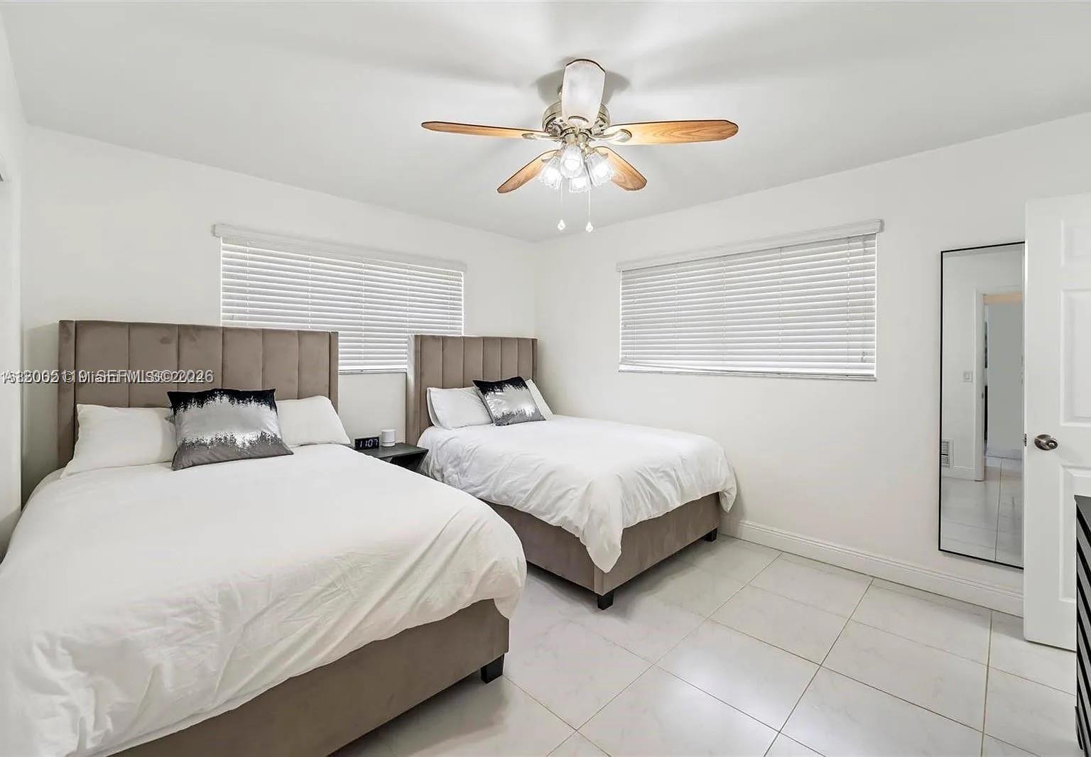 HOLLYWOOD HILLS - Residential