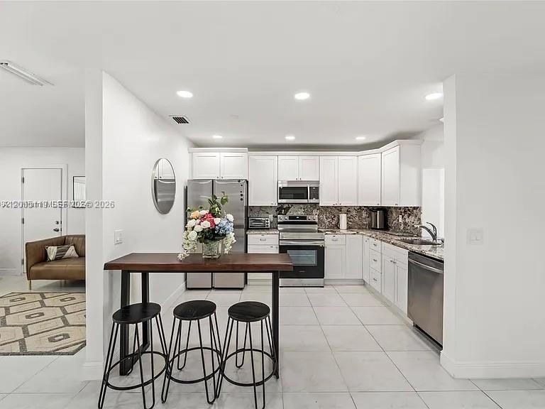 HOLLYWOOD HILLS - Residential