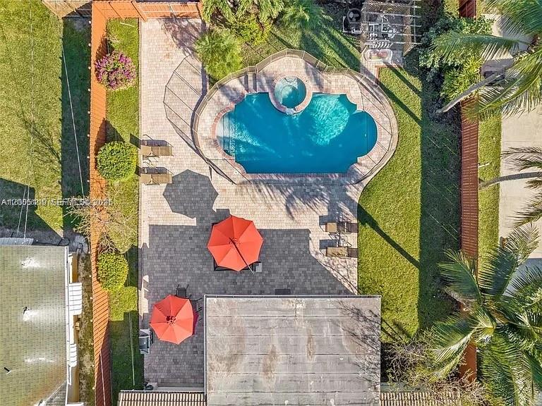 HOLLYWOOD HILLS - Residential