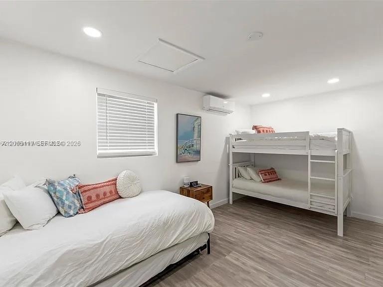 HOLLYWOOD HILLS - Residential