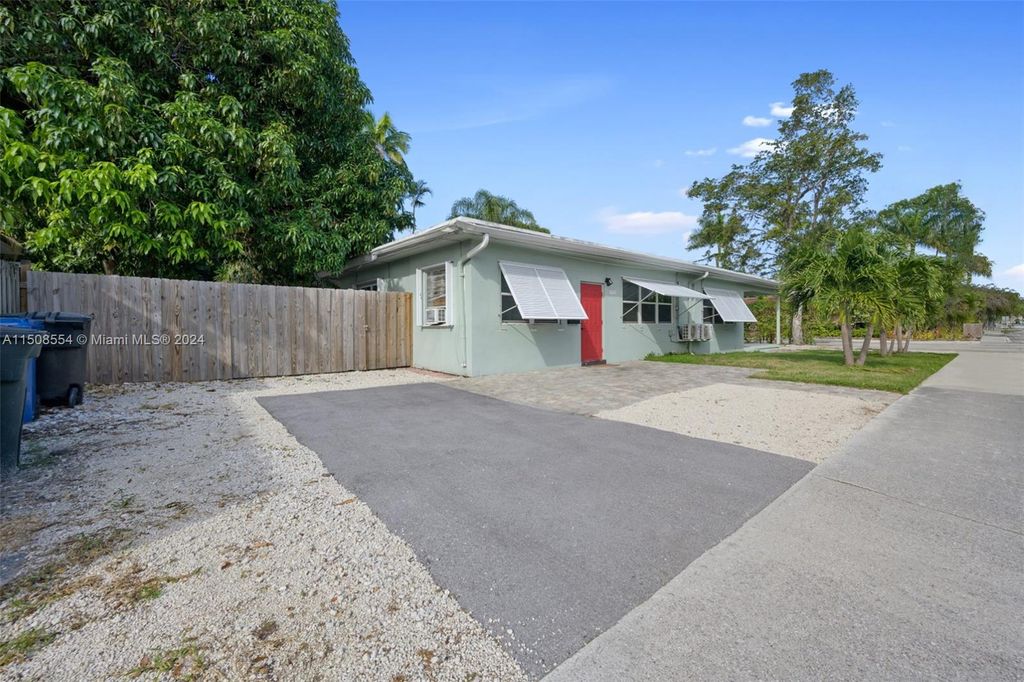 Photo of 1721 NE 15th Ave, Fort Lauderdale, FL 33305 (MLS # A11508554)