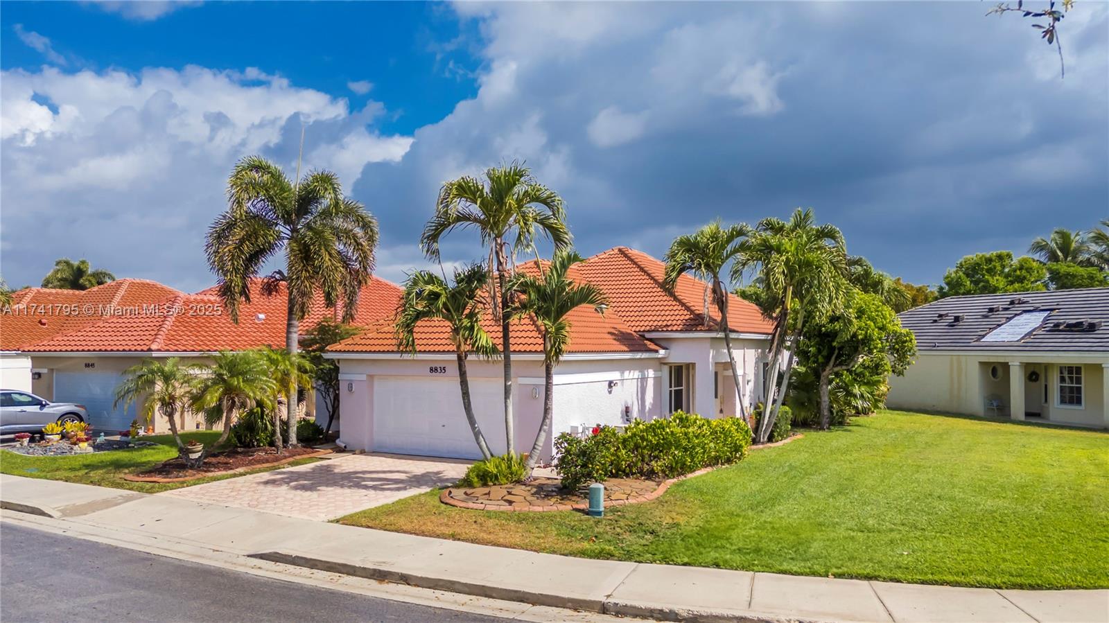 8835 S Lake Park Cir S Cir, Davie, Broward County, Florida - 3 Bedrooms  
2 Bathrooms - 