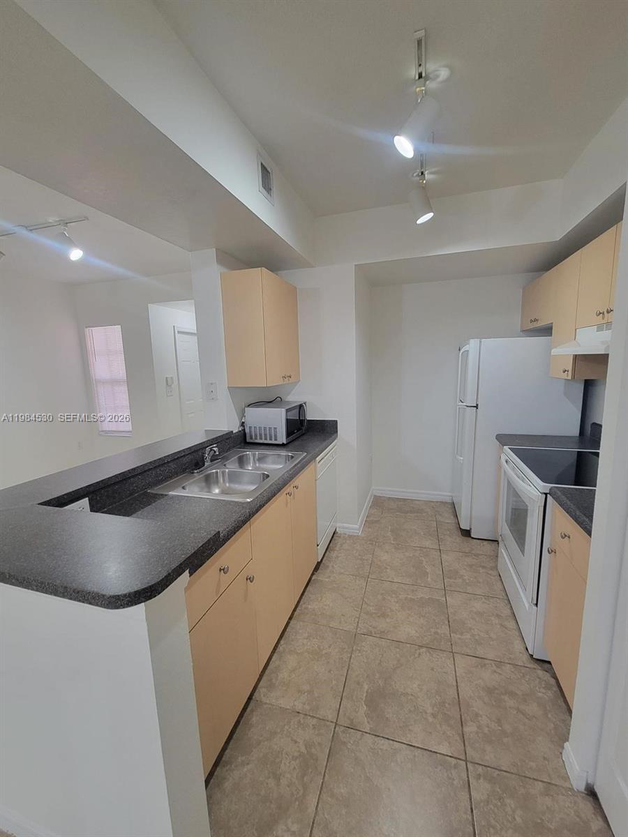 2560 Centergate Dr 102