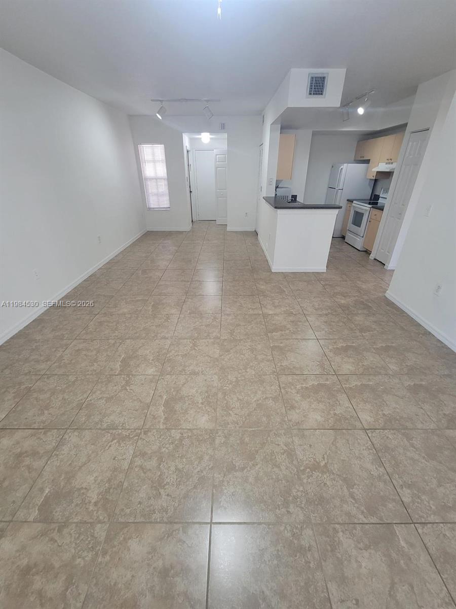 2560 Centergate Dr 102