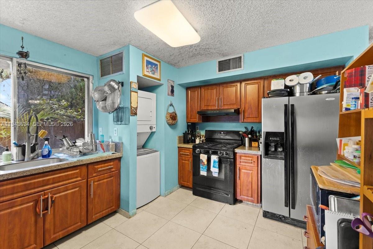 SNAPPER CREEK TOWNHOUSES - Residential