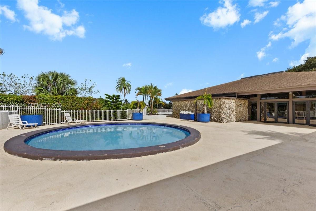 SNAPPER CREEK TOWNHOUSES - Residential