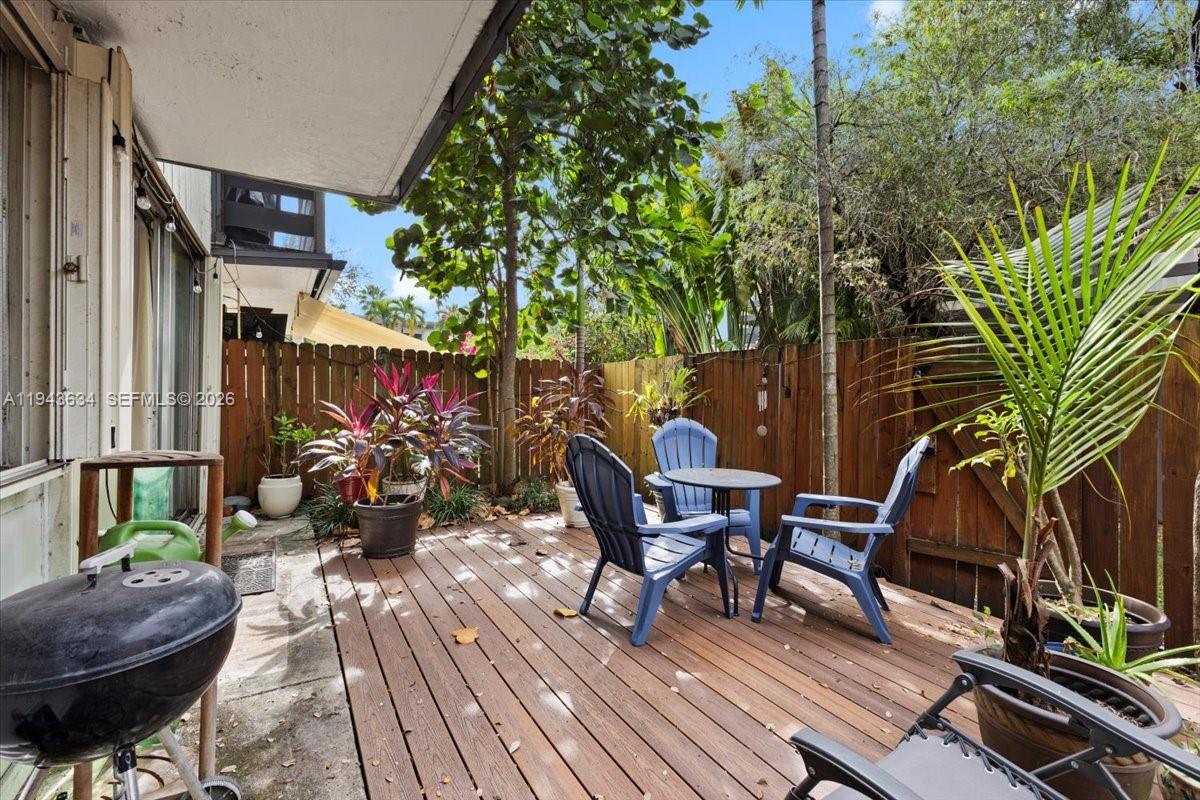 SNAPPER CREEK TOWNHOUSES - Residential