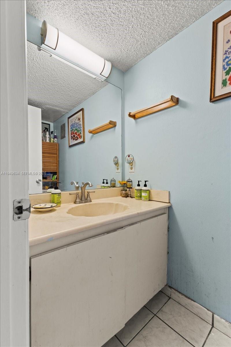 SNAPPER CREEK TOWNHOUSES - Residential