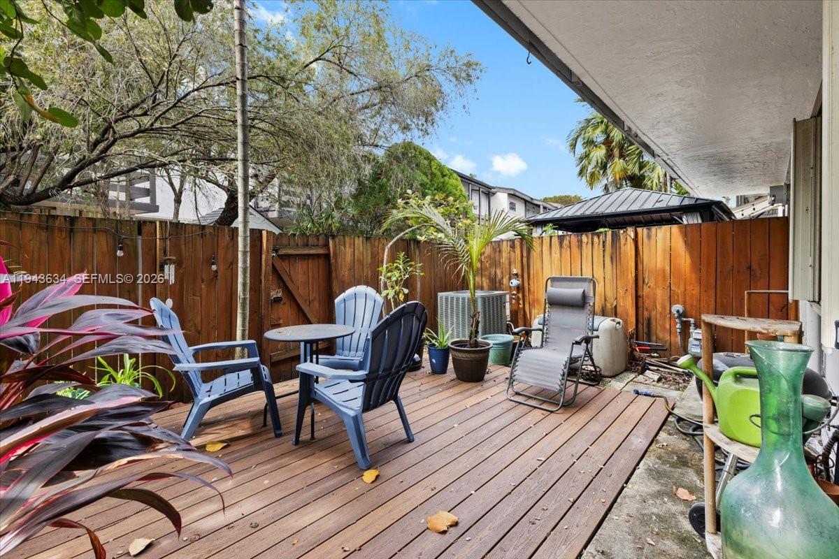 SNAPPER CREEK TOWNHOUSES - Residential