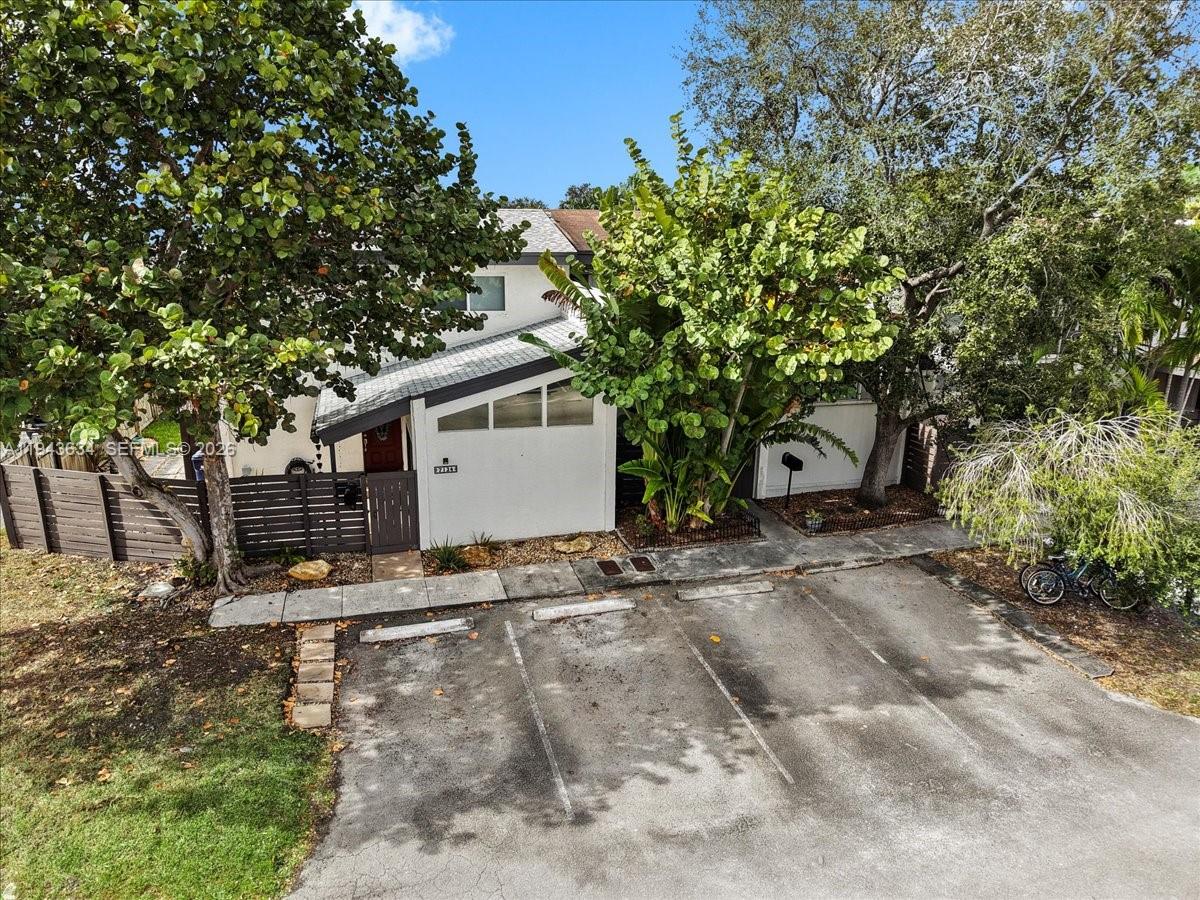 SNAPPER CREEK TOWNHOUSES - Residential