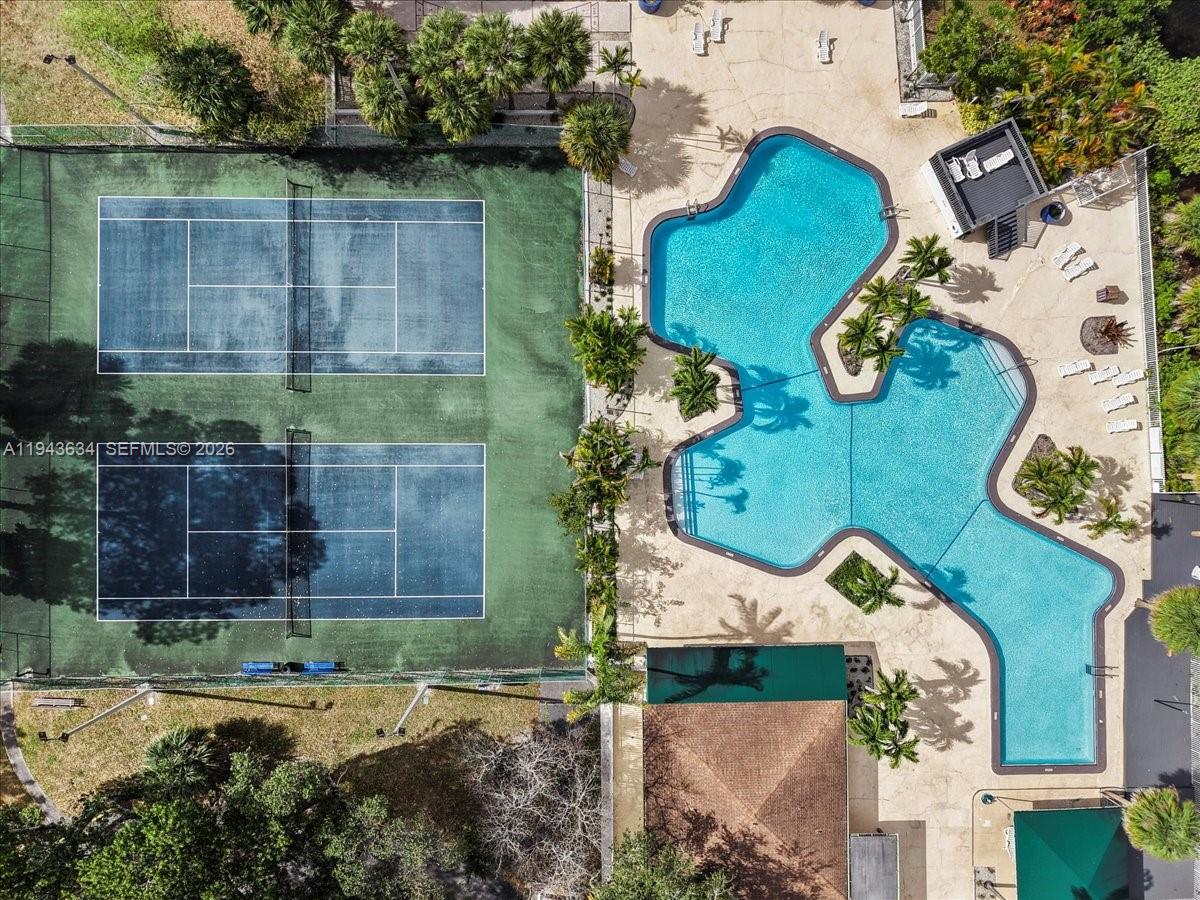 SNAPPER CREEK TOWNHOUSES - Residential