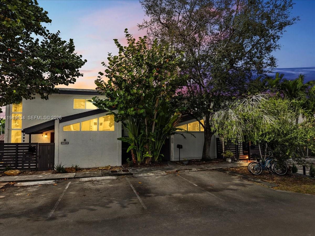 SNAPPER CREEK TOWNHOUSES - Residential