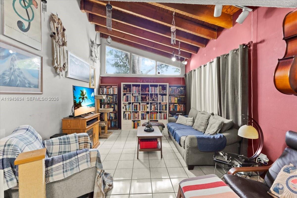 SNAPPER CREEK TOWNHOUSES - Residential