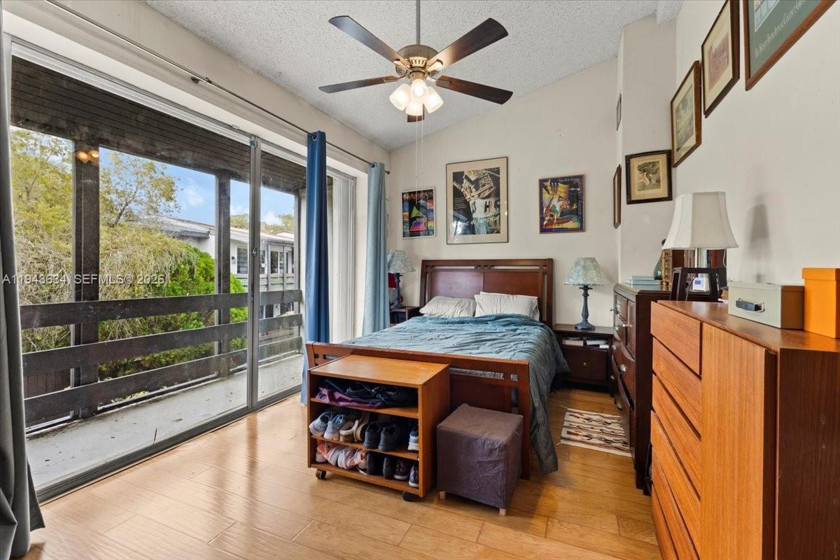 SNAPPER CREEK TOWNHOUSES - Residential