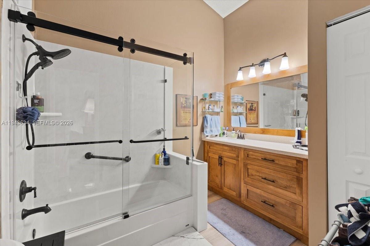 SNAPPER CREEK TOWNHOUSES - Residential