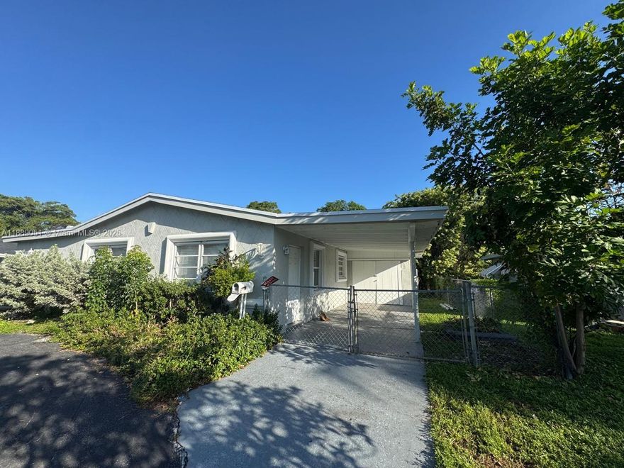 3-Bed/2-Bath Home – New Roof, New Floors
Move-in ready home on a special lot with brand-new roof, new floors, granite kitchen, and circular driveway. Quiet neighborhood, great location.