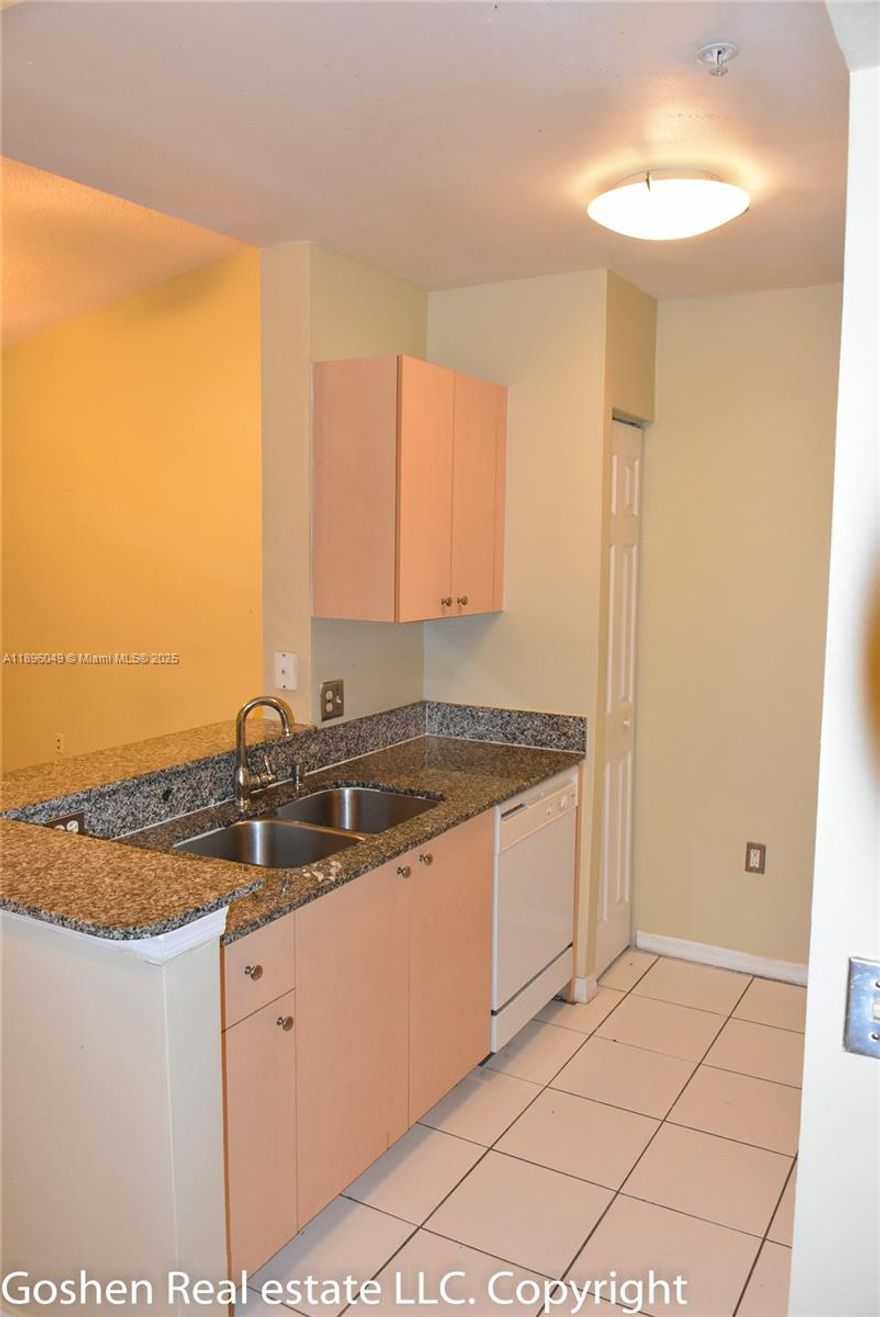 Luxury Gate community. Owner pays water/sewer. 1 bedroom 1 full bathroom, plus Den/office. Granite counter top kitchen/bathroom, full size of washer + dryer. Community swimming pools, gyms. Close to Pembroke Lakes Mall, 2 minutes to Florida Turnpike, 5 minutes to I-75