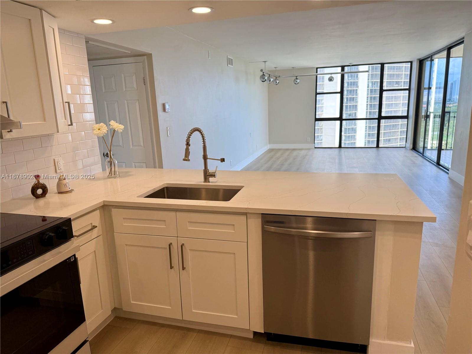 Fully renovated 2 bedroom/2bathroom condo in Coronado, in the hearth of Aventura.