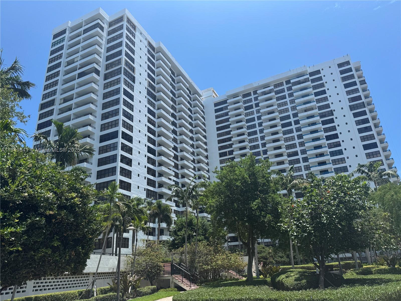 Rental Property at 2500 Parkview Dr 1109, Hallandale Beach, Broward County, Florida - Bedrooms: 1 
Bathrooms: 2  - $2,100 MO.