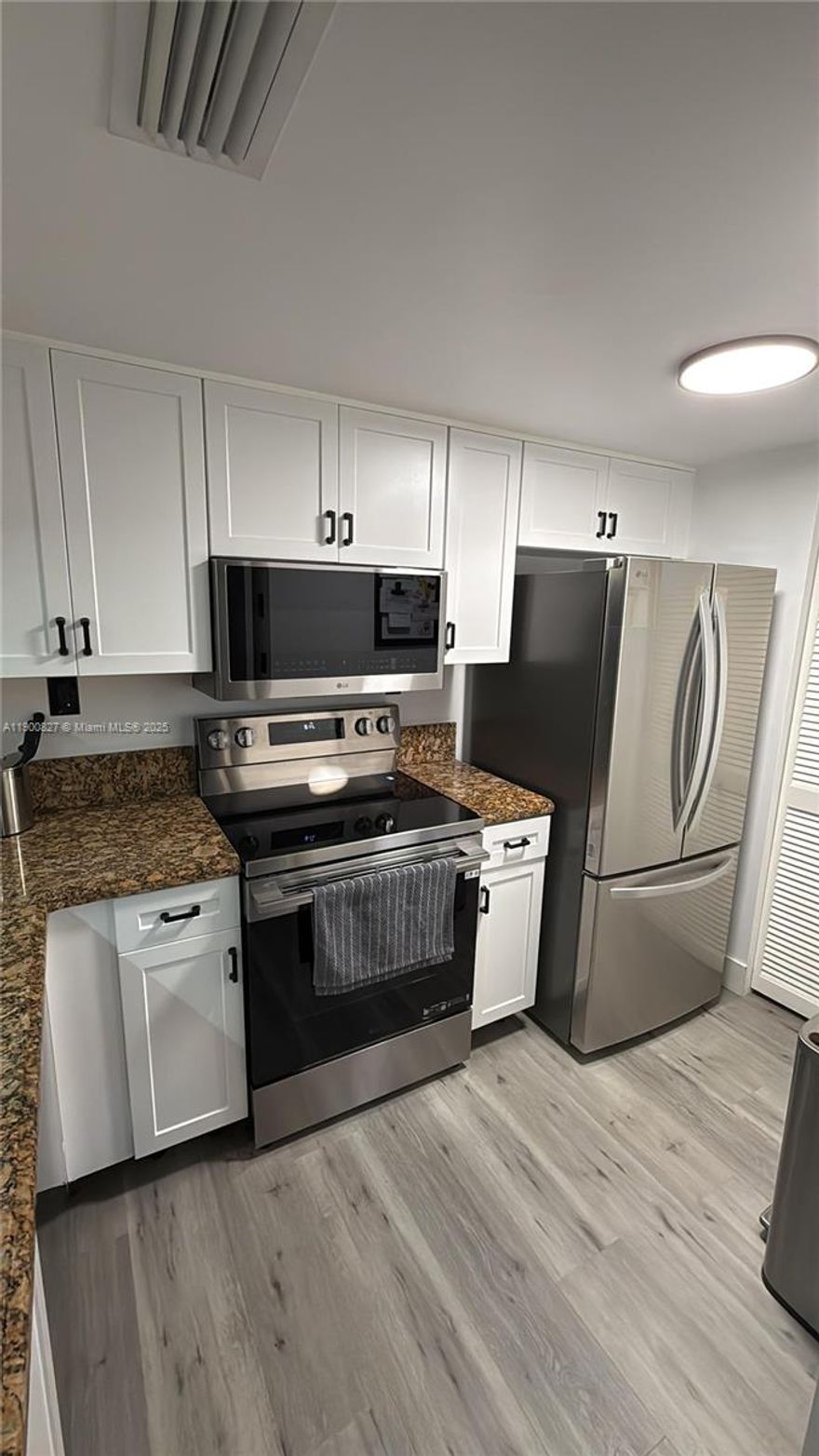Experience luxury living in this fully renovated 1-bedroom, 1-bathroom condo on Miami Beach, offering 687 sq. ft. of bright, modern space. The residence features all-new appliances, a sleek kitchen, upgraded flooring, and a contemporary bathroom. Enjoy resort-style amenities including two bayfront pools with food and beverage service, towel service, a state-of-the-art gym, tennis court, 24-hour concierge and security, private covered parking, free valet for guests, and an on-site convenience store. Ideally located within close distance to cafes, restaurants, shopping, the beach, and vibrant nightlife. The condo overlooks a future 3-acre park with a pedestrian bridge connecting to the South of Fifth area and the oceanfront boardwalk.