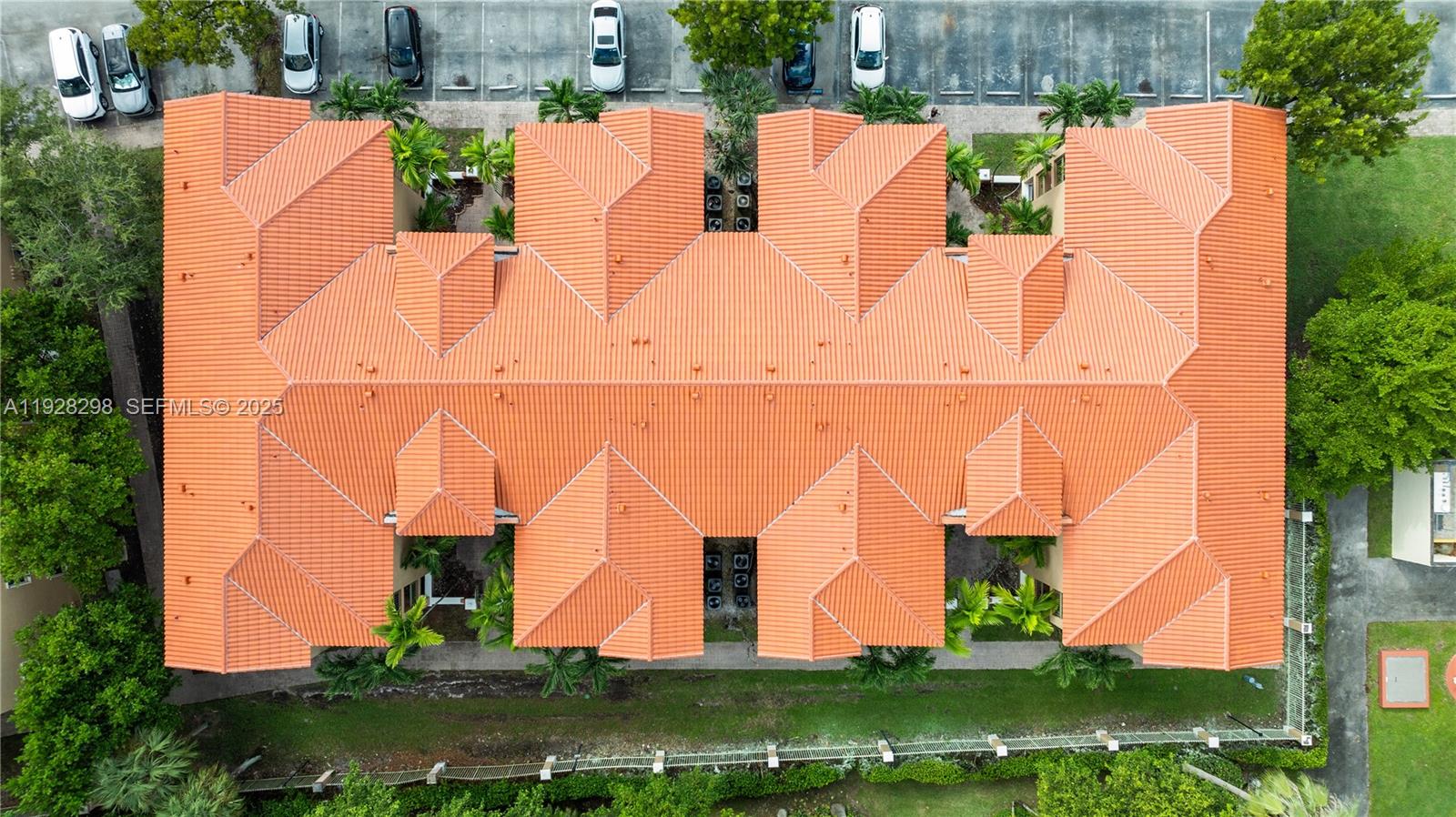 THE COURTS AT DORAL ISLES - Residential