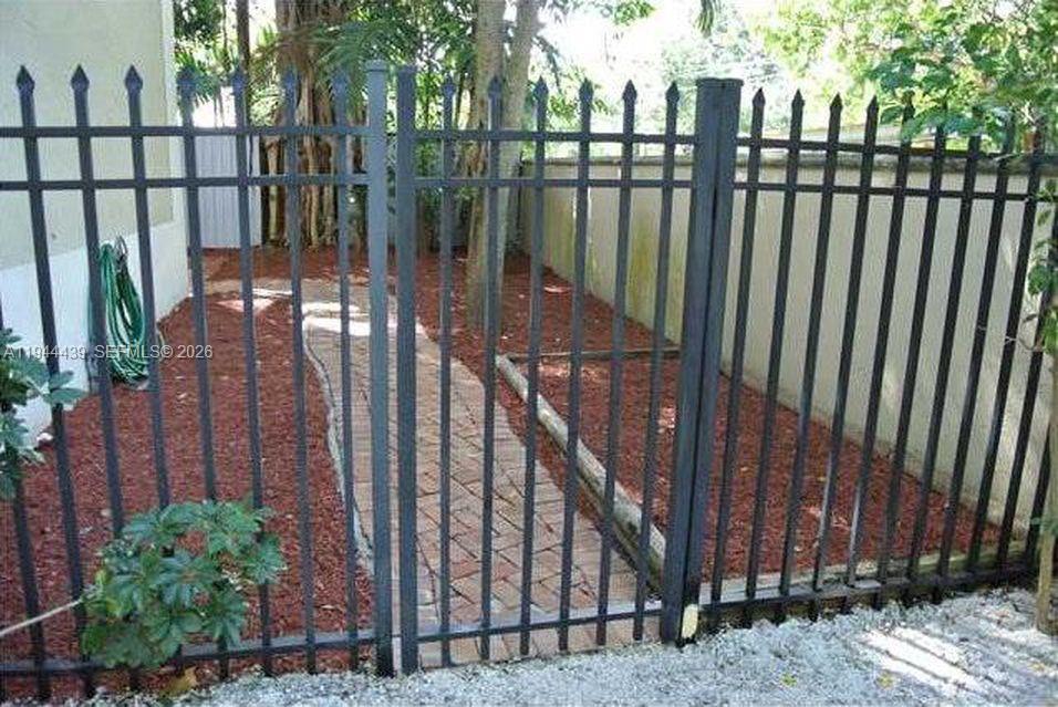 3040 Shipping Ave 3040