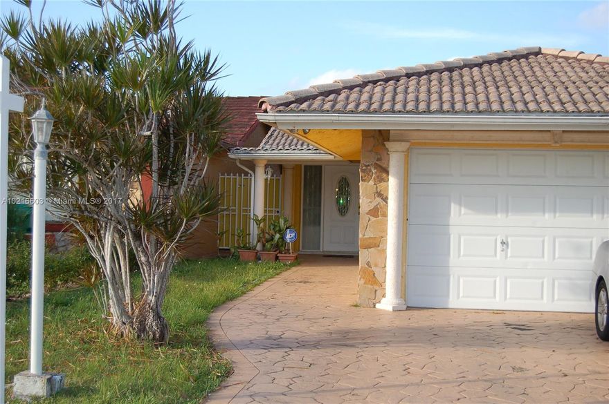 Rare opportunity for for a wonderful location, close to shopping 
a few blocks from Islas Canarias Restaurant
Huge rooms, nice layout
A house to make your own in a great neighborhood.