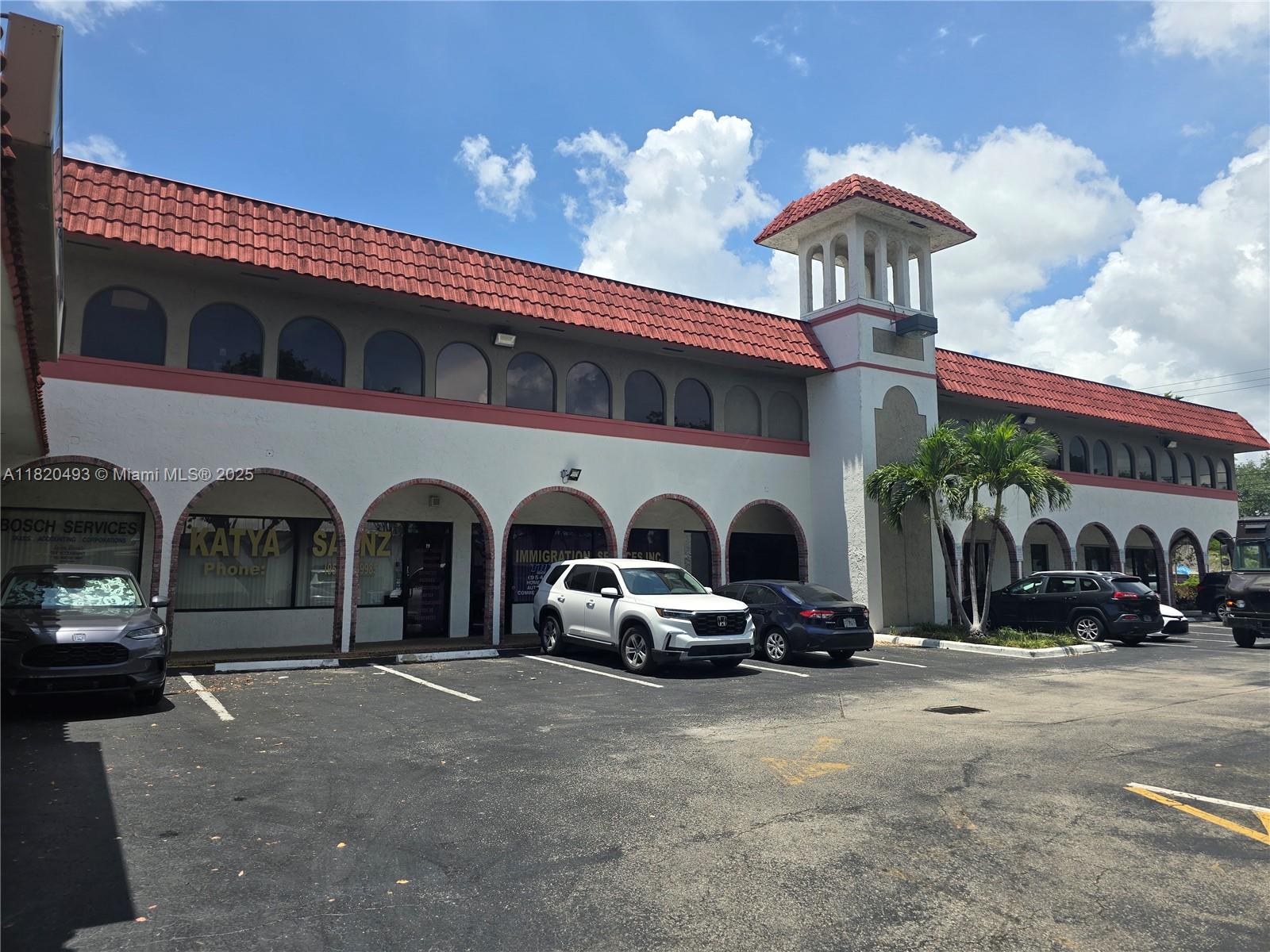 FIRST MONTH'S RENT FREE. OFFICE AVAILABLE FOR IMMEDIATE OCCUPANCY. 200 SQ FT FOR $600.00 PER MONTH PLUS 3% SALES TAX. 400 SQ FT FOR $1200.00 PLUS 3% SALES TAX MONTHLY RENT. 1 MONTH DEPOSIT TO MOVE IN. MONTHLY RENT INCLUDES ELECTRICITY, A/C, WATER, COMMON AREAS.
