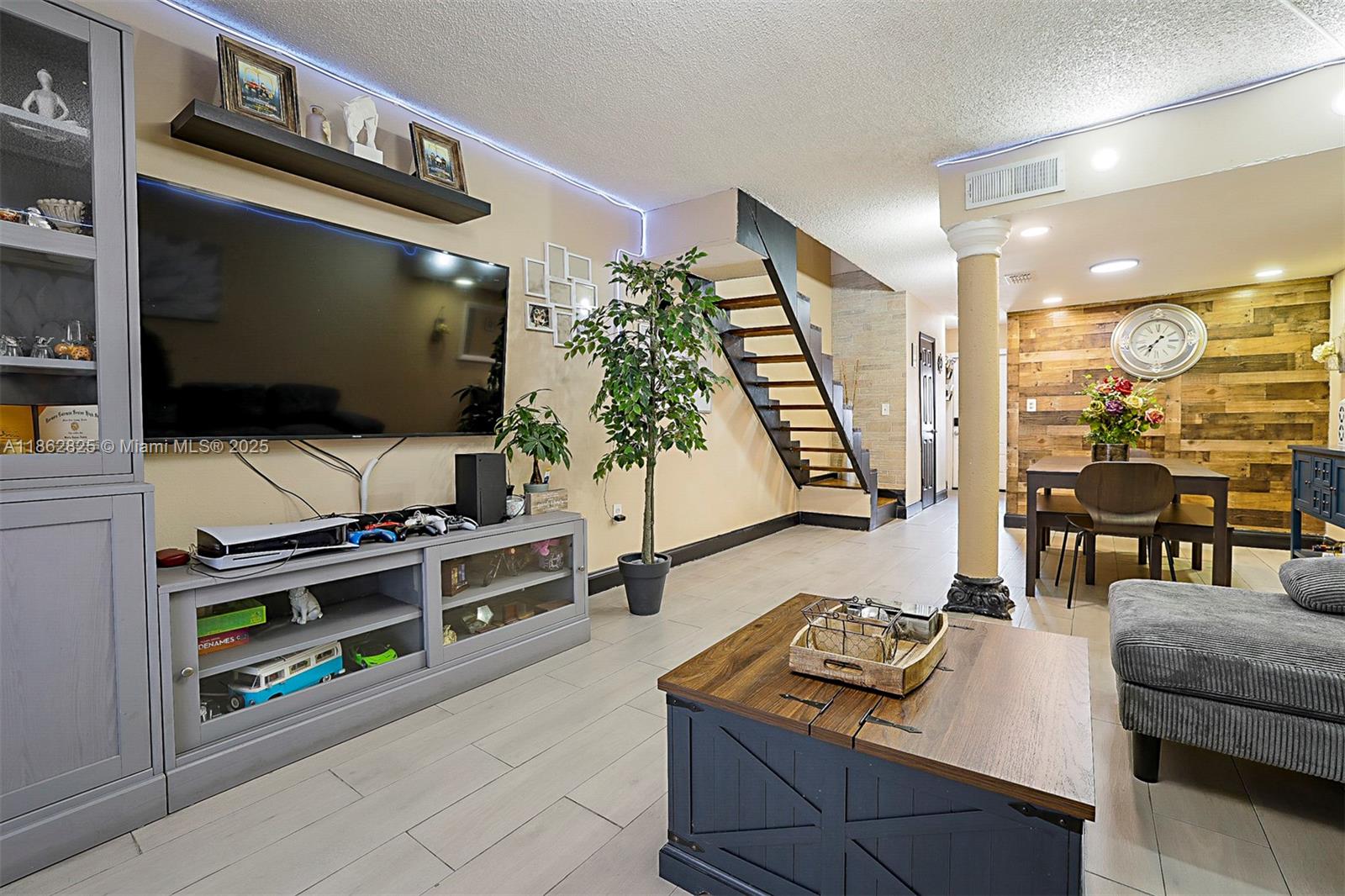 1705 W 57th St 506