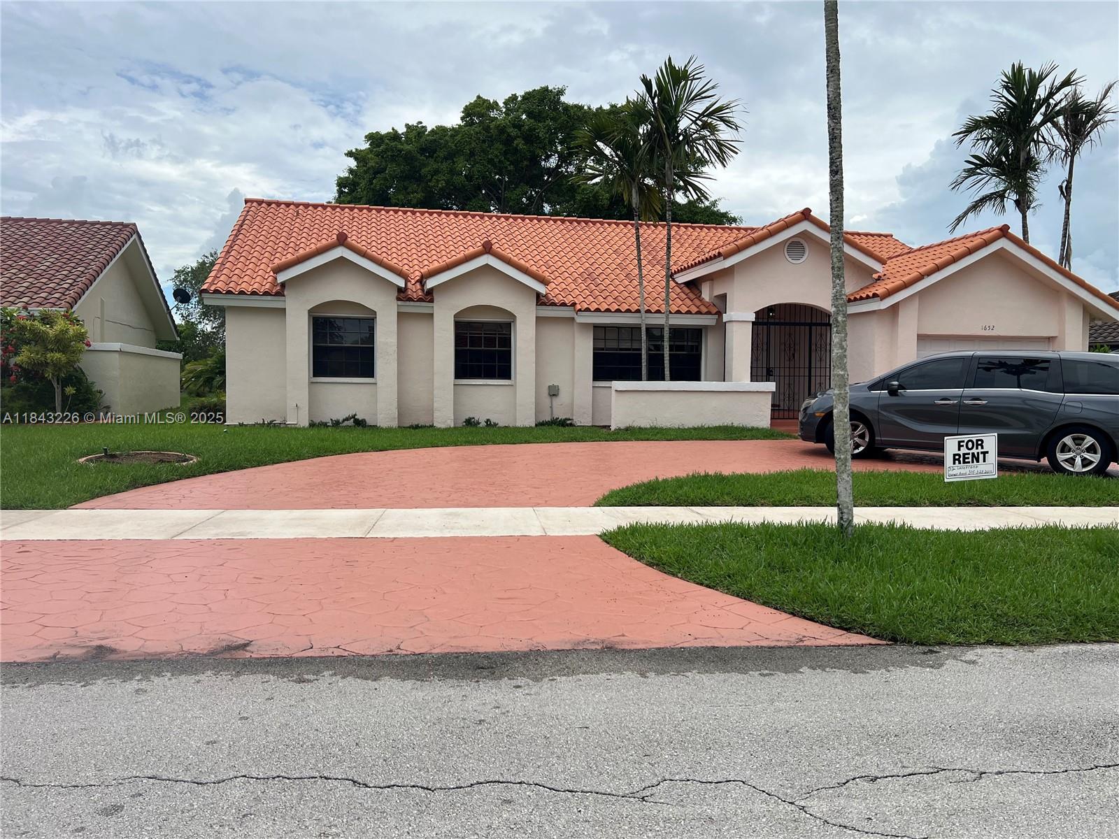 SUPER CLEAN SPACIOUS LAKEFRONT HOME IN A GREAT NEIGHBORHOOD THE VILLAGES OF HOMESTEAD. WALKING PATHS, CLUB HOUSE AND POOL AVAILABLE. MONTHLY RENT INCLUDES YARD MAINTENANCE. EASY TO SHOW CALL LISTING AGENT. PLEASE TURN OFF ALL LIGHTS AFTER SHOWING.