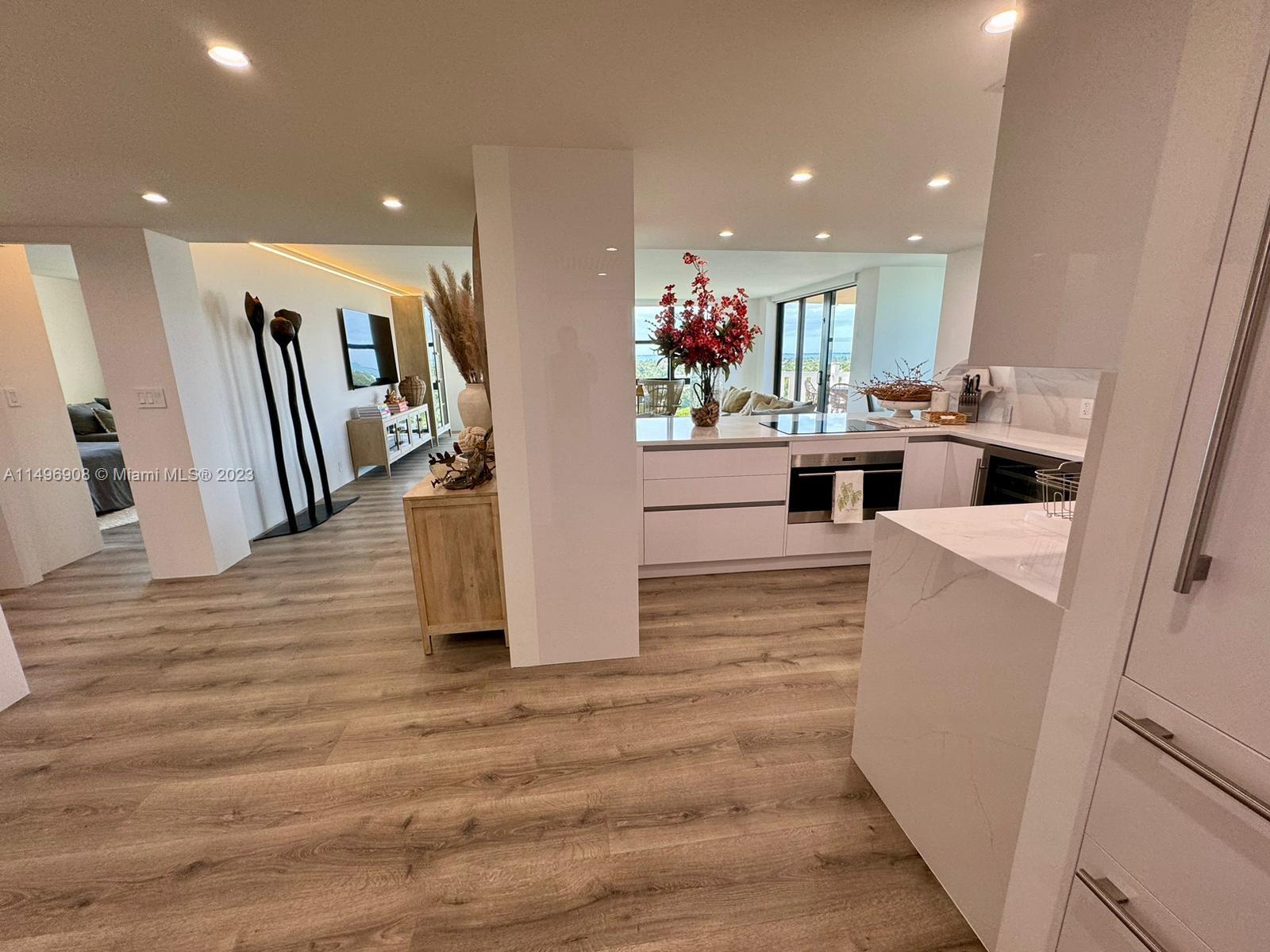 TOWERS OF KEY BISCAYNE CO - Residential Lease